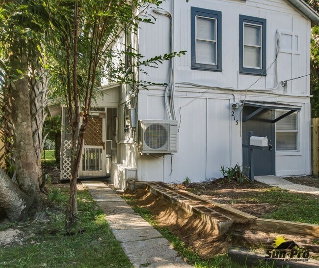 Building Photo - 215 Live Oak Ave