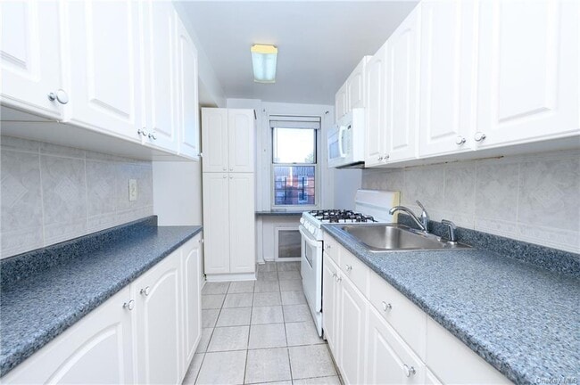 Building Photo - 3 Sadore Ln