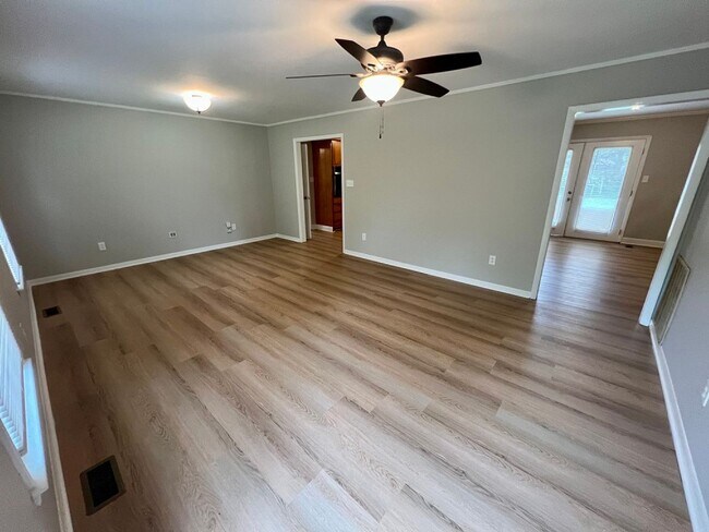 Building Photo - 3 Bed 1.5 Bath W. Bonus, Renovated Full Br...