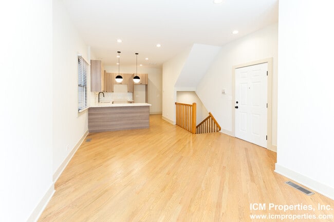 Building Photo - 1322 W Diversey Pky