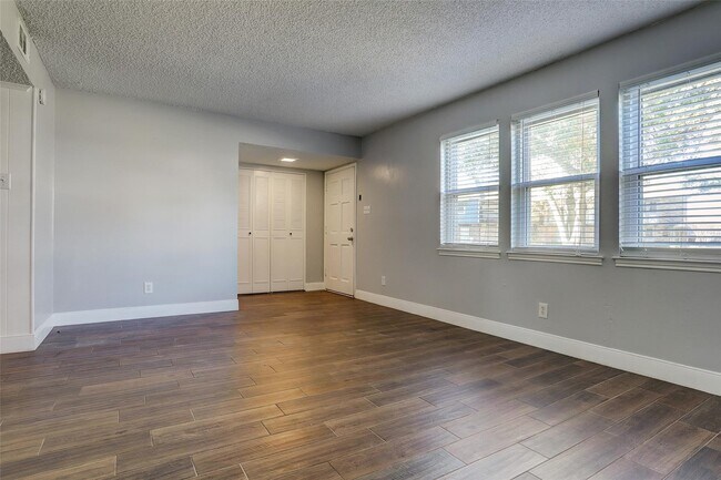 Foto del edificio - 10458 Hammerly Blvd