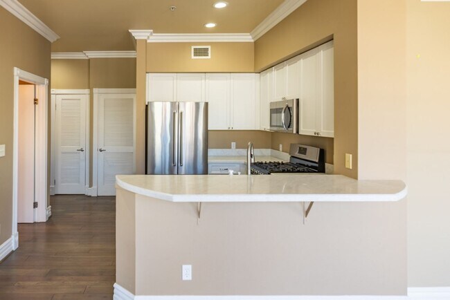 Foto del edificio - Gaslamp City Square Condo  2 bed 2 bath, top floor, corner unit VIEWS