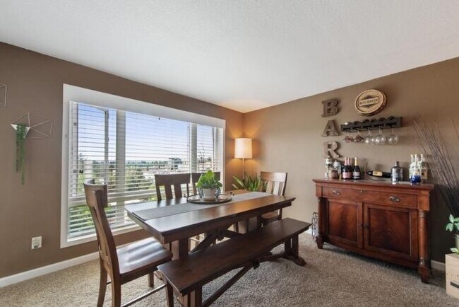 Building Photo - 2 bedroom in Bellevue WA 98004