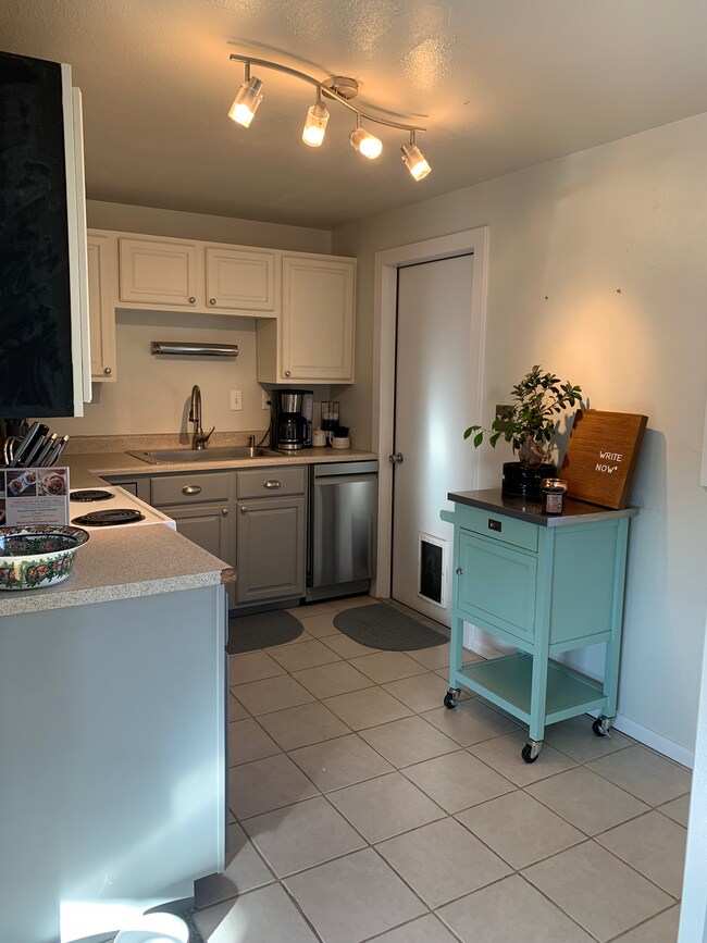 Building Photo - 3050 Desmet Dr