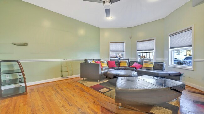 Building Photo - 752 Park Rd NW