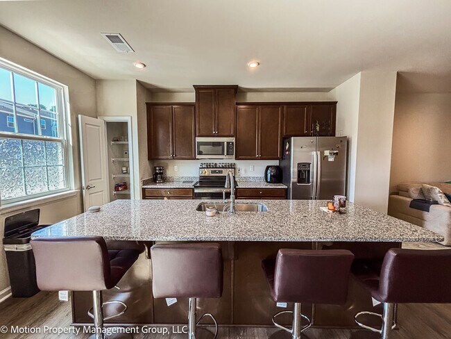 Foto del edificio - Fully Furnished Townhome!