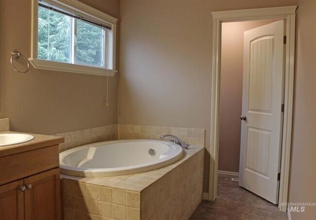 Building Photo - Meridian 3Bd/2.5Bth/3catr, 2243Sqft, Charming home in highly desired Tuscany neighborhood.