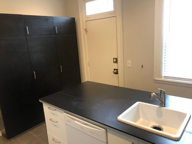 Lavavajillas de cocina, despensa y puerta trasera - 1369 North Ogden Street
