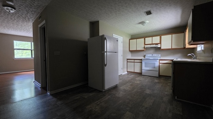 Building Photo - Townhouse in Mayflower Apartments