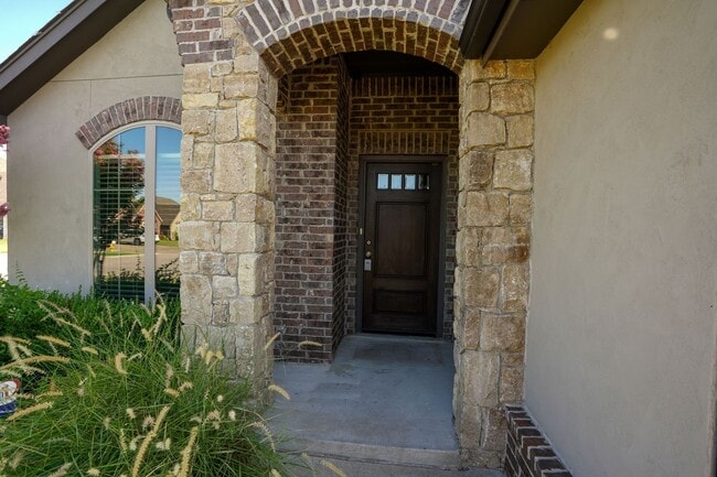 Building Photo - 3 Bed | 2 Bath in New Tulsa!