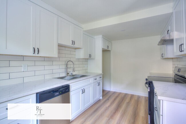 Foto del edificio - Fully Upgraded Spacious 2-Bedroom Unit in Prime Arcadia Location