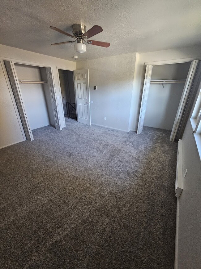 Building Photo - 5889 N Streamside Pl