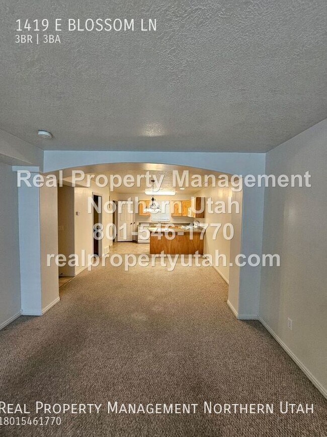 Foto del edificio - 1419 Blossom Ln