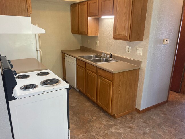 Building Photo - 2 Bed 1 Bath Apartment Located behind Hy-V...