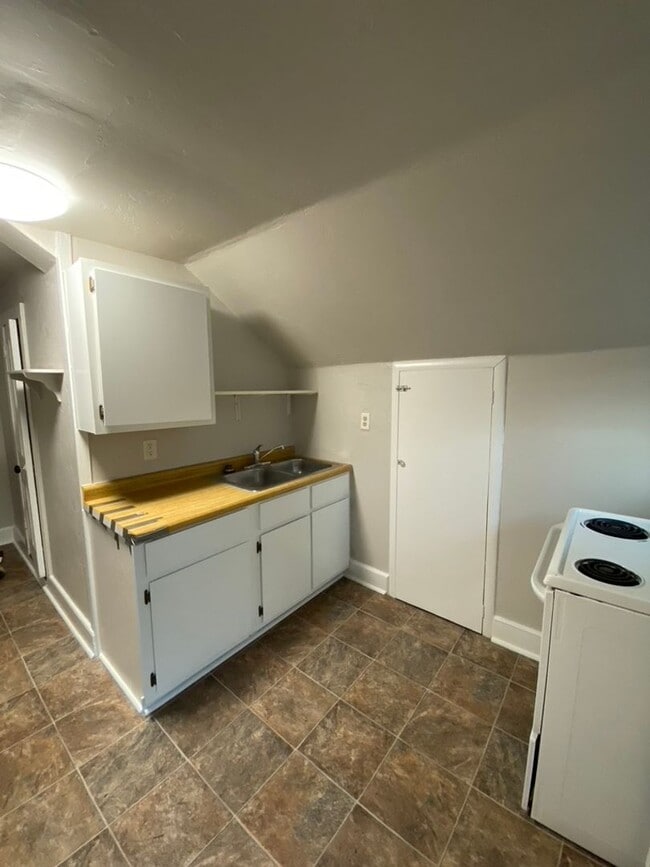 Building Photo - 1229 School Ave