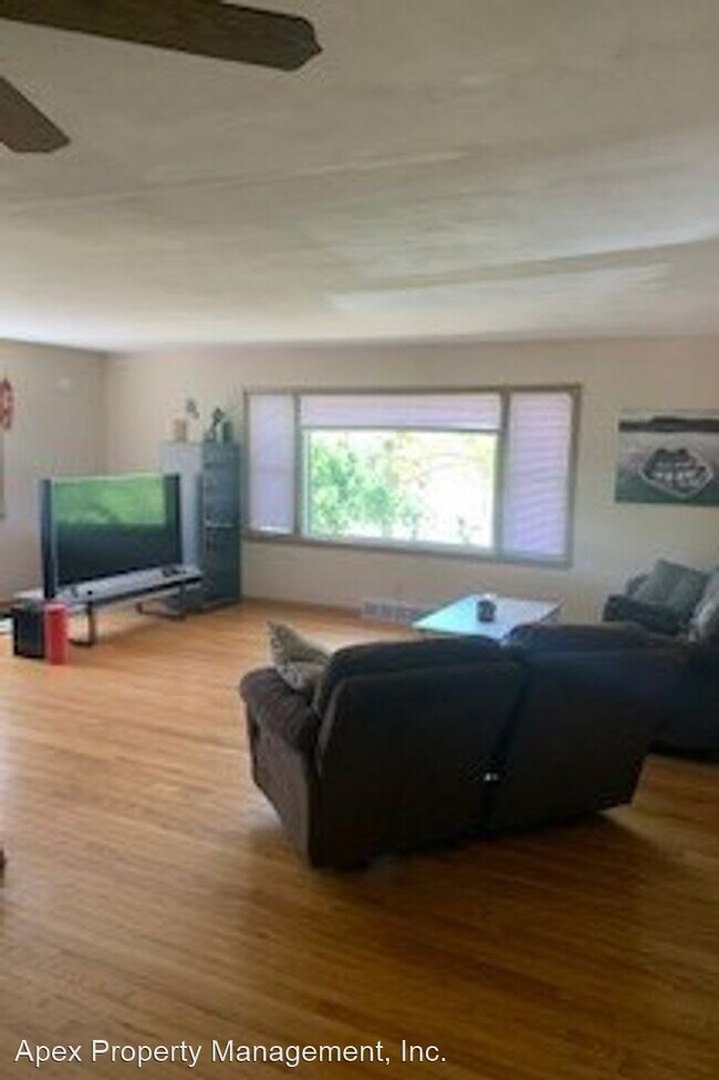 Foto del edificio - 3 br, 1.5 bath House - 5732 Portage Rd.