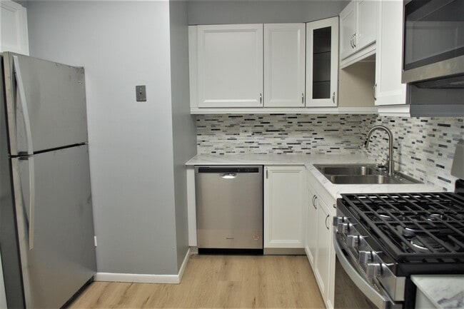 Building Photo - 8 Parkside Ct