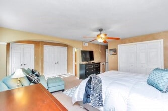 Building Photo - 530 N Post Oak Ln