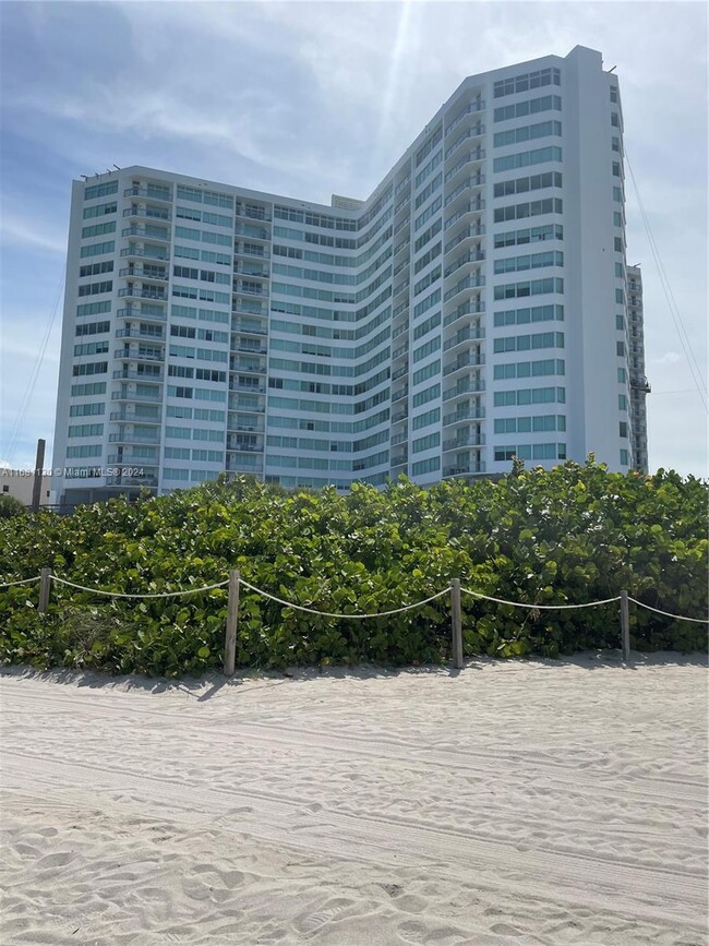 Foto del edificio - 7135 Collins Ave