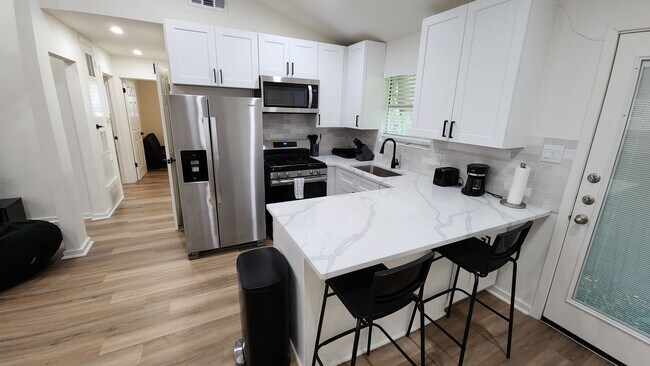 Foto del edificio - Fully updated 6 bed house!!! 1911 David!