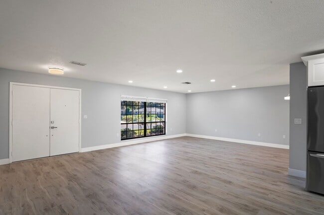Building Photo - 8312 Roxboro Dr