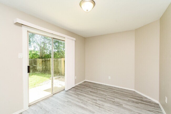 Foto del edificio - 8826 Pecan Pl Dr