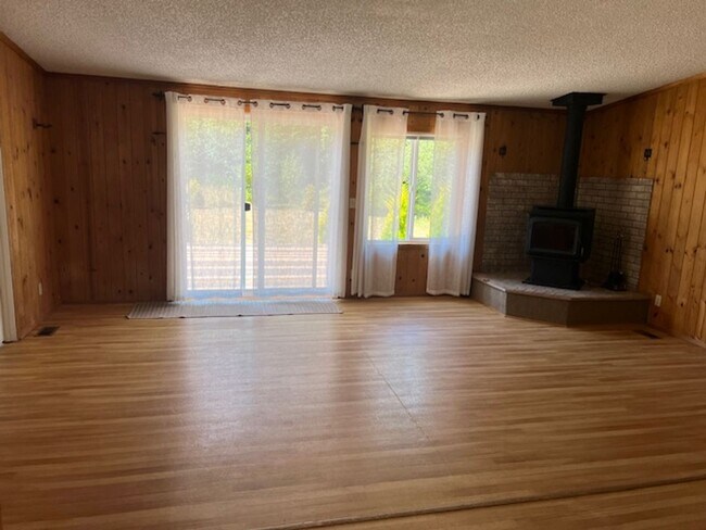 Foto del edificio - Peaceful Home on Acreage with Garage