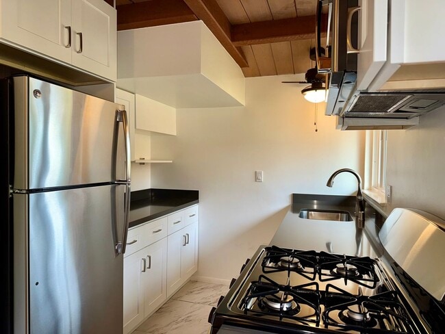 Building Photo - Carriage House