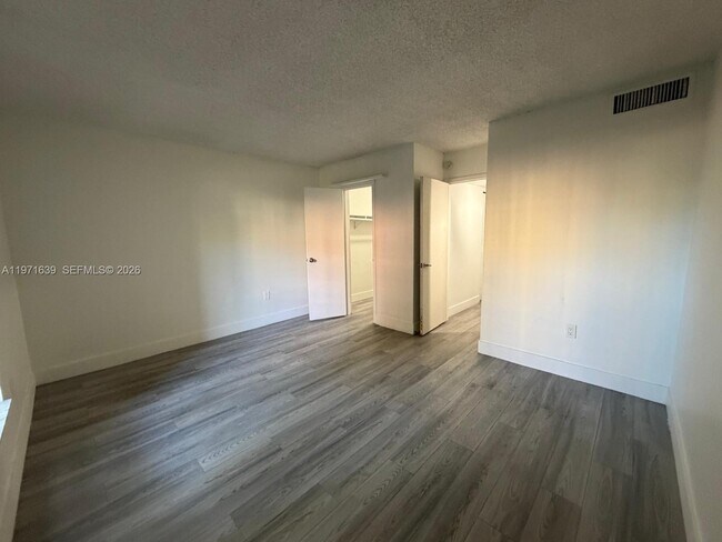 Foto del edificio - 5102 NW 79th Ave