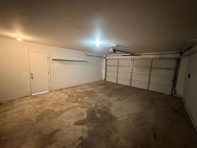 Building Photo - 2 story house in NW Visalia Available Now