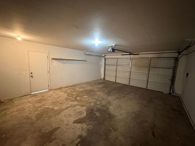 Foto del edificio - 2 story house in NW Visalia Available Now