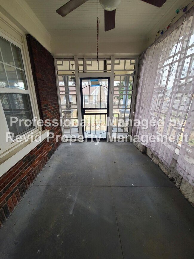 Building Photo - Spacious 2 Bedroom!