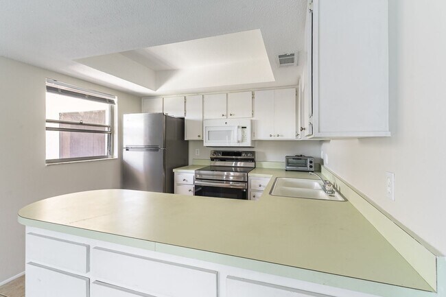 Building Photo - 2 Bed 2 Bath Condo - Close to Beach & Airport