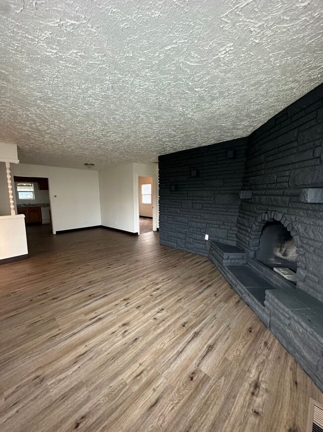 Foto del edificio - 3 BEDROOM 1 BATH APARTMENT LOCATED IN NORT...