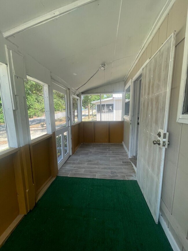 Building Photo - Coming Soon 2 bed 1 bath!