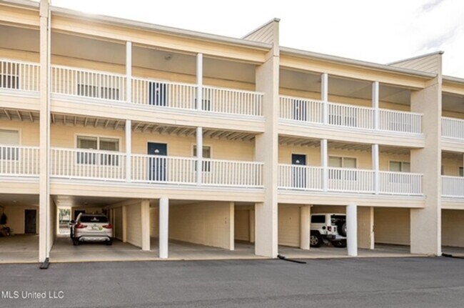 Foto del edificio - Waterfront Fully Furnished Condo!