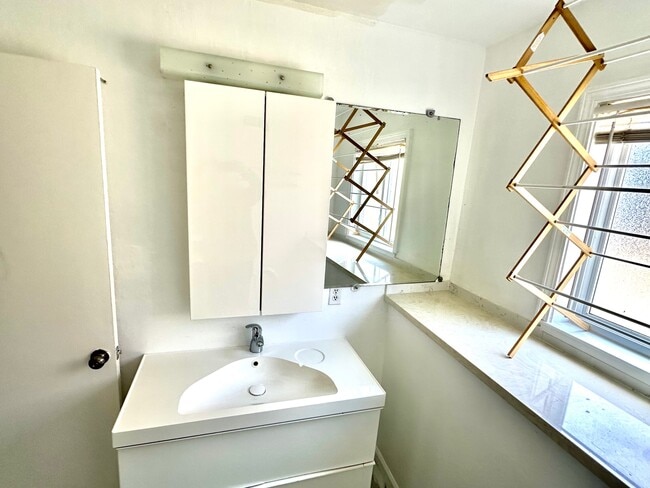 Building Photo - 733 Balra Dr