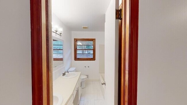 Foto del edificio - Newly renovated, 4-sided brick ranch style...