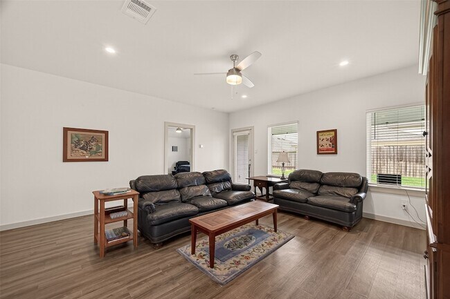Foto del edificio - 1119 Kinder Sky Ln
