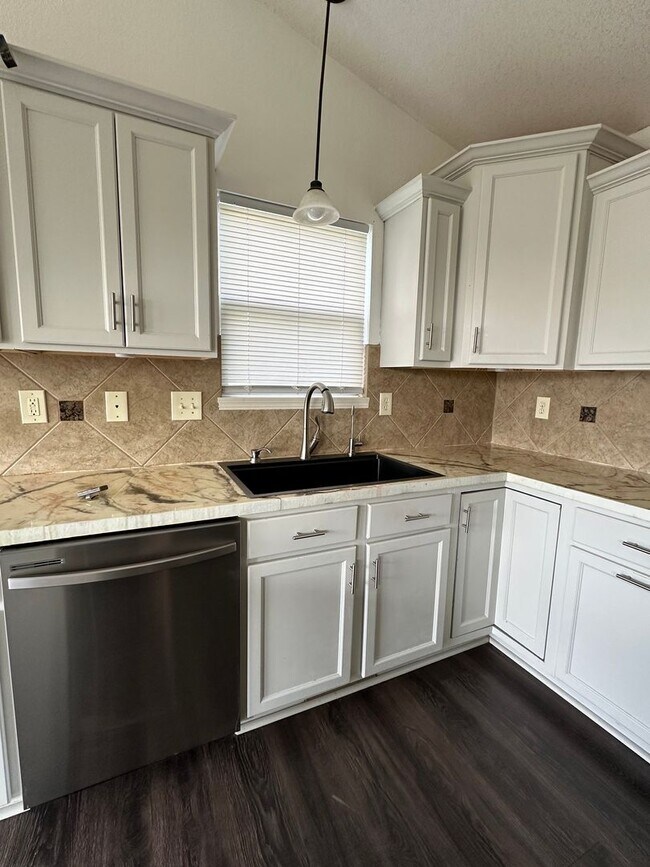 Foto del edificio - Beautiful Updated 5 Bedroom Home - Derby ,KS