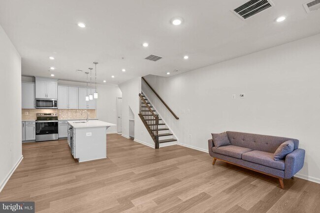 Building Photo - 10011 -A American Pharoah Ln