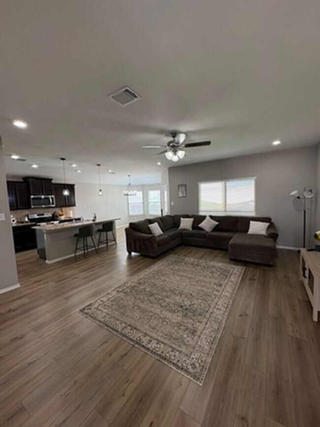 Foto del edificio - 3 bedroom 2 bath open concept