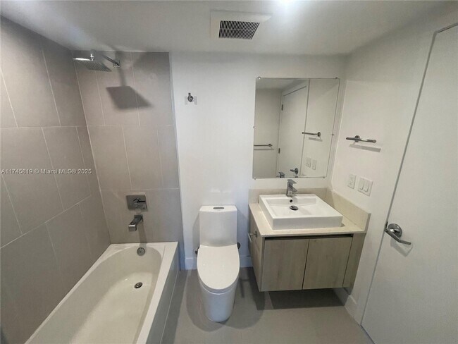 Foto del edificio - 13800 Highland Dr