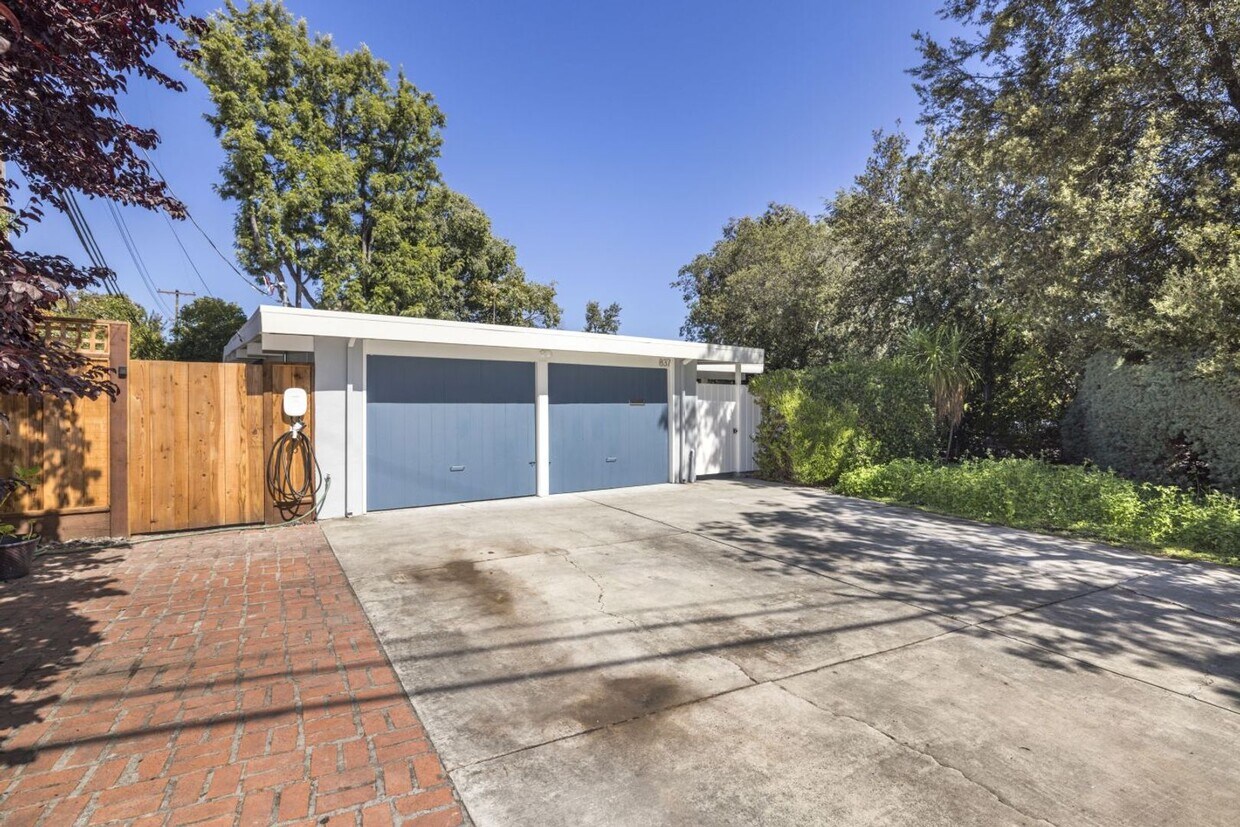 Primary Photo - Enjoy a Freshly Remodeled 3 Bed, 2 Bath Ho...