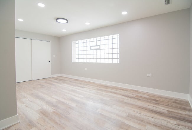 Building Photo - 6141 N Hermitage Ave