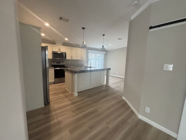 Foto del edificio - 934 Cayman Ave W