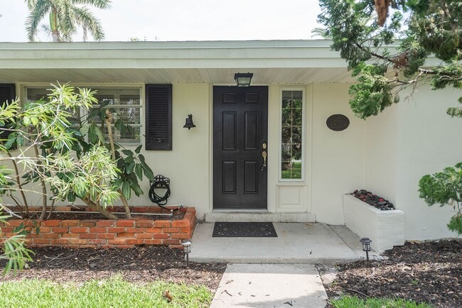 Building Photo - 508 Poinsettia Rd