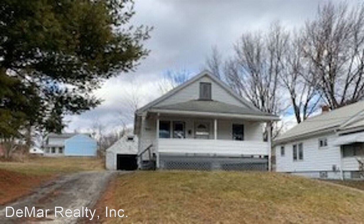 2 br, 1 bath House 920 E. Pasadena Ave House Rental in Youngstown