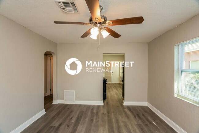 Building Photo - 2 Bedroom Pet-Friendly Home in St Petersburg, FL with Main Street Renewal