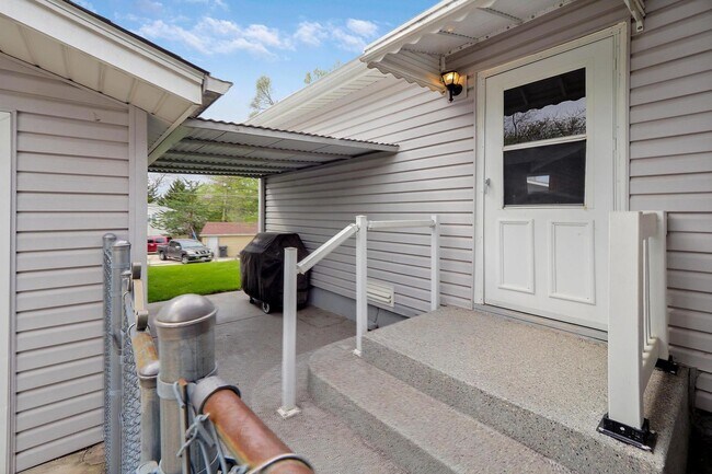 Building Photo - 121 Elm Ln